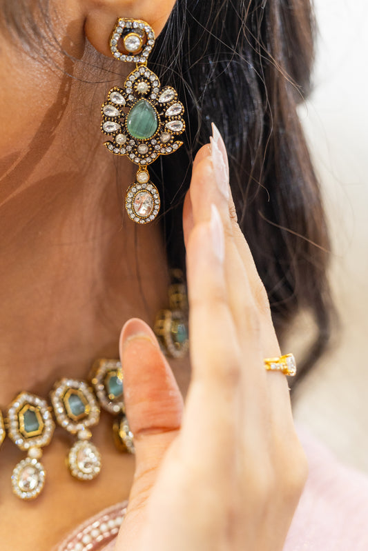 Detailed view of Siyana Set featuring Mint Green geometric Kundan stones, crystal accents, and a teardrop pendant – Modern South Asian Heirloom.